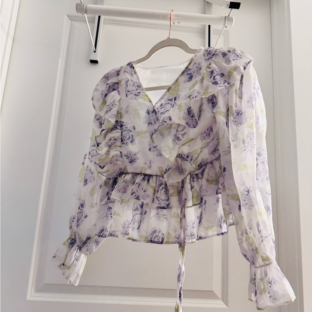 Chic Floral V-Neck Blouse with Ruffle Details